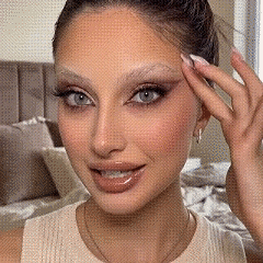 Animated beauty demonstration showing a finished eyebrow look