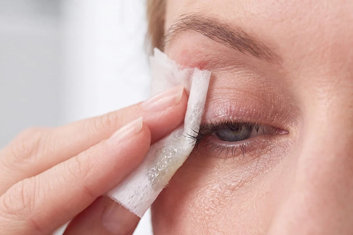 Cleaning eyelid before false eyelash application